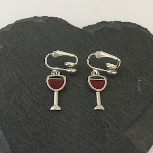 Clip en verre de vin sur boucles d’oreilles / bijoux en verre de vin / cadeau amateur de vin / bijoux originaux / clip sur boucles d’oreilles / non piercing