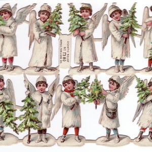 Puede incluir: Una hoja de recortes de muñecas de papel vintage con diez ángeles sosteniendo árboles de Navidad. Los ángeles están vestidos con túnicas blancas con detalles rojos y tienen alas. El papel es de color crema con un borde marrón. El texto "Gigantic Relief No. 1380 Raphael Tuck & Sons, Ltd." está impreso en la hoja.
