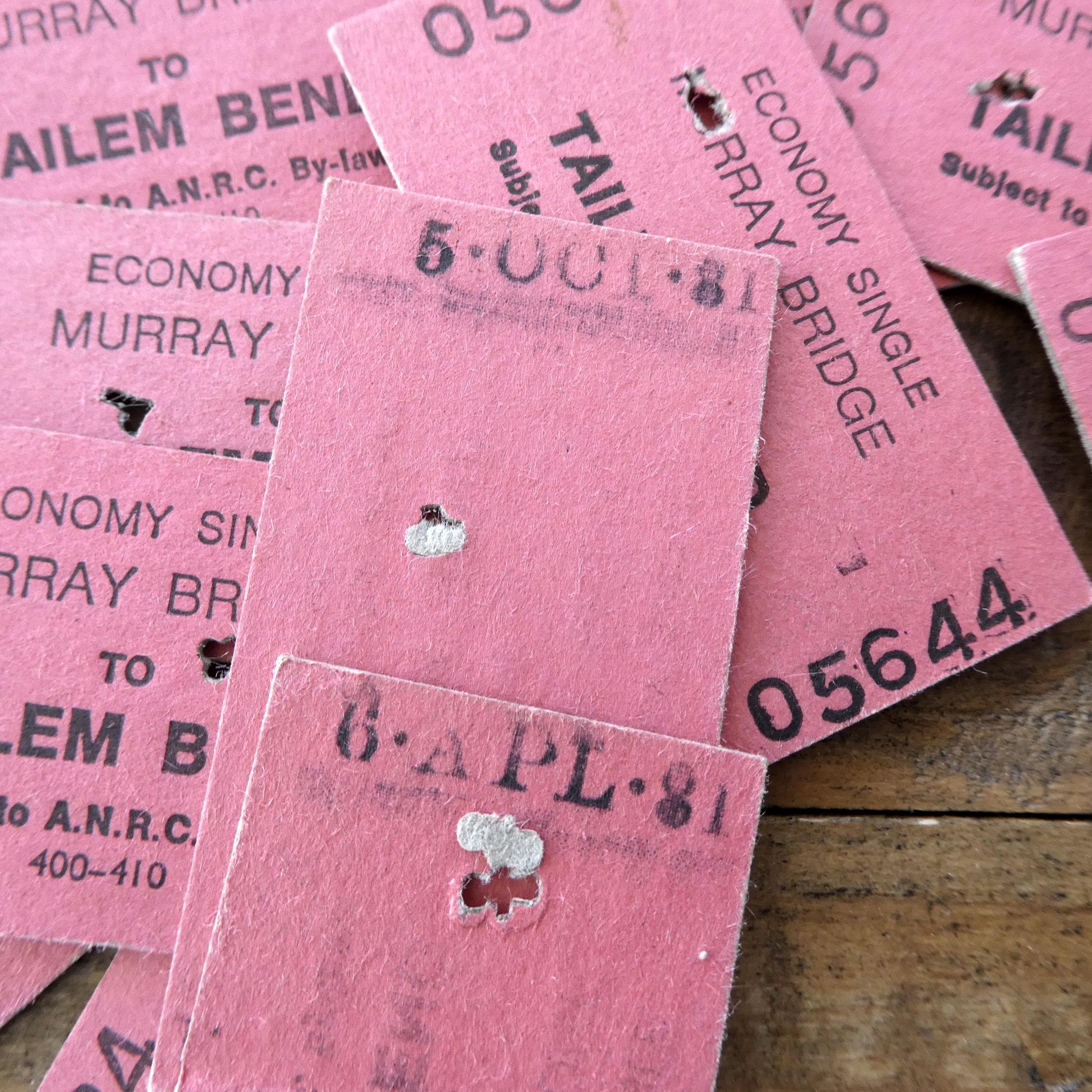 ヴィンテージのピンクの鉄道チケット20枚、1980年代のオーストラリアの