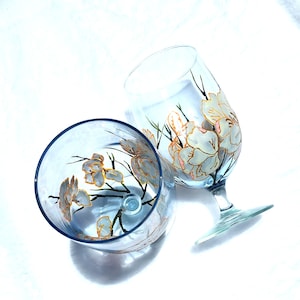 Sakura Hand painted Wine glasses 18 oz set of 2 White blosom gift Hand painted Tumbler Girlfriend gift for her White flowers