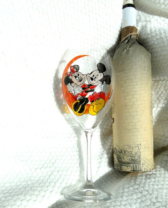 Goofy wine glass, disney wine glass, hand painted wine glass, disney art,  wine lover gift, disney lover gift, mickey and friends glass