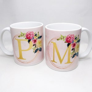 ¡Personalízalo! - Taza - Inicial con Ramo de Flores de Acuarela