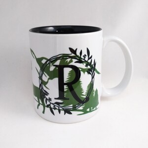 Taza - ¡Personalízalo! Paisaje de montaña con inicial