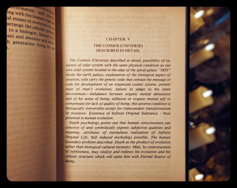 Puede incluir: Un primer plano de una p&aacute;gina de libro con el t&iacute;tulo "El Cosmos (Universo) Descrito en Detalle". El texto trata sobre el concepto del universo, los sistemas solares y los aspectos biol&oacute;gicos de la creaci&oacute;n. La p&aacute;gina est&aacute; abierta y los bordes de las p&aacute;ginas son visibles. El fondo est&aacute; desenfocado y muestra una pila de velas.
