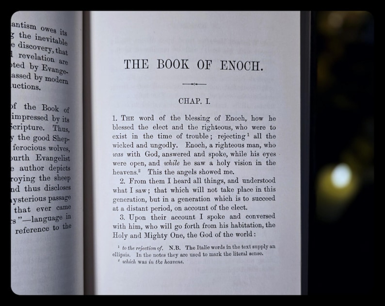 Może przedstawiać: Otwarta książka z tytułem "THE BOOK OF ENOCH." Strona wyświetla tekst czcionką szeryfową, z tytułem rozdziału "CHAP. I." i numerowanymi akapitami. Tekst jest czarnym tuszem na postarzanym, kremowym papierze.
