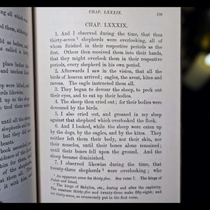Może przedstawiać: Otwarta książka ze starymi, poż&oacute;łkłymi stronami. Tekst jest widoczny, z tytułem rozdziału "CHAP. LXXXIX" i numerowanymi paragrafami. Strona jest lekko pochylona, z ciemnym tłem. Tekst wydaje się pochodzić ze starszego wydania.