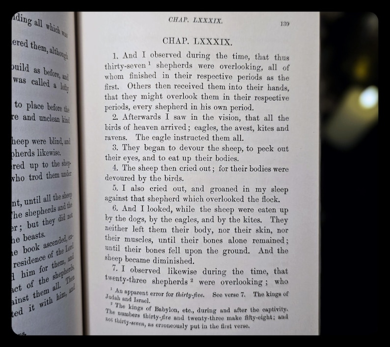 Może przedstawiać: Otwarta książka ze starymi, poż&oacute;łkłymi stronami. Tekst jest widoczny, z tytułem rozdziału "CHAP. LXXXIX" i numerowanymi paragrafami. Strona jest lekko pochylona, z ciemnym tłem. Tekst wydaje się pochodzić ze starszego wydania.