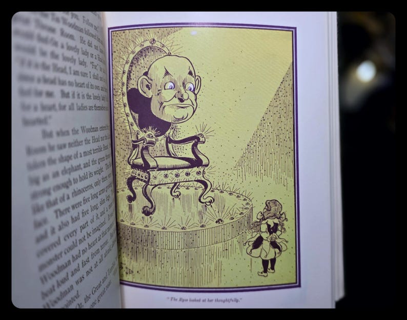 Puede incluir: Ilustraci&oacute;n de un libro que muestra una figura de cabeza grande sentada en una silla ornamentada, frente a una figura peque&ntilde;a. La imagen es en tonos amarillos y morados, con el texto "The Ripe looked at her thoughtfully."