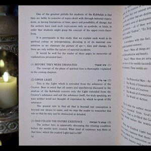 K&ouml;nnte beinhalten: Ein offenes Buch mit Text auf der rechten Seite und einer brennenden Kerze auf der linken Seite. Der Text behandelt Kabbala-Konzepte, einschlie&szlig;lich 'Oberes Licht'. Die Seitenzahl '56' ist sichtbar.