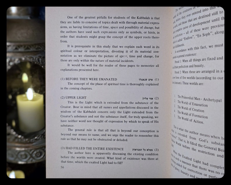 K&ouml;nnte beinhalten: Ein offenes Buch mit Text auf der rechten Seite und einer brennenden Kerze auf der linken Seite. Der Text behandelt Kabbala-Konzepte, einschlie&szlig;lich 'Oberes Licht'. Die Seitenzahl '56' ist sichtbar.