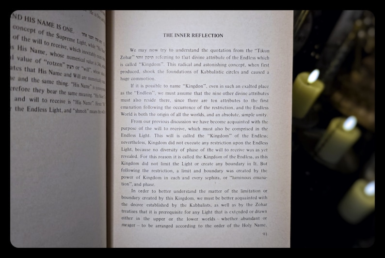 K&ouml;nnte beinhalten: Offenes Buch mit dem Titel "The Inner Reflection" und Seitenzahl 91. Der Text behandelt kabbalistische Konzepte, mit Fokus auf "Kingdom" und "Endless Light". Der Hintergrund ist dunkel mit brennenden Kerzen.