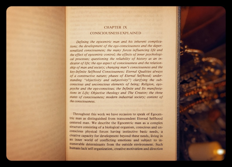 Puede incluir: Un libro abierto con p&aacute;ginas amarillentas, mostrando un primer plano del texto que trata sobre el concepto de la conciencia. El texto explora al hombre egoc&eacute;ntrico y el desarrollo de la conciencia del ego. Tambi&eacute;n examina los efectos de los procesos psicol&oacute;gicos internos y la relaci&oacute;n entre el hombre y la sociedad.