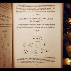 K&ouml;nnte beinhalten: Eine Seite aus einem Buch &uuml;ber Engel, mit Text und Diagrammen. Der Text behandelt die Natur der Engel und ihre Sch&ouml;pfung. Die Diagramme sind Sigillen, oder Symbole, die verschiedene Engel repr&auml;sentieren.
