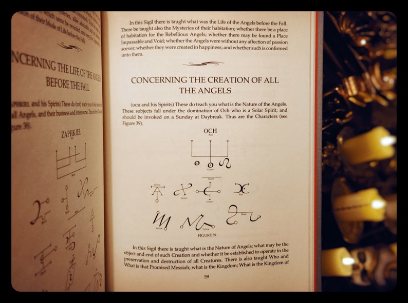 K&ouml;nnte beinhalten: Eine Seite aus einem Buch &uuml;ber Engel, mit Text und Diagrammen. Der Text behandelt die Natur der Engel und ihre Sch&ouml;pfung. Die Diagramme sind Sigillen, oder Symbole, die verschiedene Engel repr&auml;sentieren.