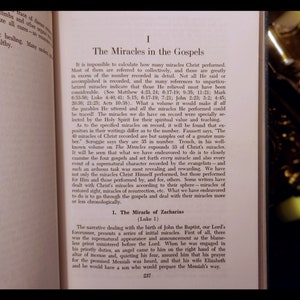 Może przedstawiać: Zbliżenie na stronę książki zatytułowanej "Cudowne wydarzenia w Ewangeliach". Strona omawia cuda Jezusa Chrystusa i ich znaczenie dla wartości duchowej i nauczania.