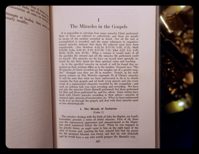 Może przedstawiać: Zbliżenie na stronę książki zatytułowanej "Cudowne wydarzenia w Ewangeliach". Strona omawia cuda Jezusa Chrystusa i ich znaczenie dla wartości duchowej i nauczania.