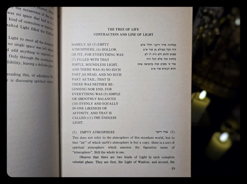 K&ouml;nnte beinhalten: Offene Buchseite mit dem Titel "The Tree of Life: Contraction and Line of Light" in Englisch und Hebr&auml;isch. Der Text ist auf einem leicht vergilbten Papier gedruckt, mit dunklem Hintergrund und verschwommenen Kerzen.