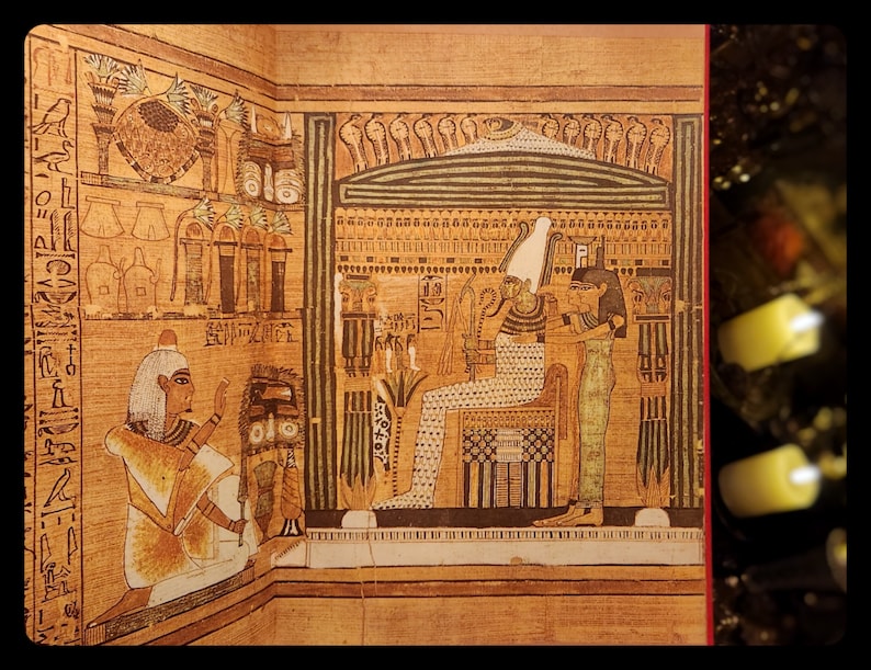 以下が含まれることがあります： 古代エジプトの壁画で、ファラオに供物が捧げられている場面が描かれている。ファラオは王座に座り、白い頭飾りをかぶり、模様のあるローブを着ている。白い頭飾りをかぶり、模様のあるローブを着た人物がファラオの前に立ち、杖を持っている。絵はベージュの背景にヒエログリフやその他の装飾的な要素が描かれている。