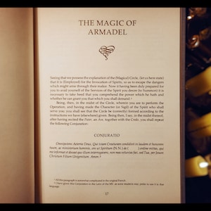 K&ouml;nnte beinhalten: Eine Seite aus einem Buch mit dem Titel "Die Magie des Armadel" mit einem Herzsymbol oben. Der Text behandelt die Verwendung eines magischen Kreises f&uuml;r die Beschw&ouml;rung von Geistern. Der Text enth&auml;lt eine Beschw&ouml;rung, die w&auml;hrend des Rituals rezitiert werden soll.