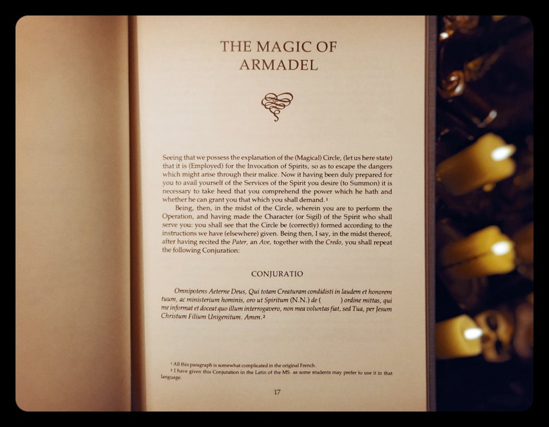 K&ouml;nnte beinhalten: Eine Seite aus einem Buch mit dem Titel "Die Magie des Armadel" mit einem Herzsymbol oben. Der Text behandelt die Verwendung eines magischen Kreises f&uuml;r die Beschw&ouml;rung von Geistern. Der Text enth&auml;lt eine Beschw&ouml;rung, die w&auml;hrend des Rituals rezitiert werden soll.