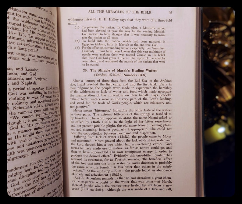 Może przedstawiać: Strona z książki o Biblii, z czarno-białym obrazkiem pustynnego krajobrazu i tekstem o Cudzie Uzdrawiających W&oacute;d Mary. Tekst opisuje podr&oacute;ż Izraelit&oacute;w przez pustynię i jak B&oacute;g zapewnił im wodę.