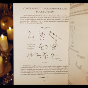 K&ouml;nnte beinhalten: Eine Seite aus einem Buch &uuml;ber die Sch&ouml;pfung der Seelen, mit einem Siegel f&uuml;r den Geist Aratron. Das Siegel besteht aus einer Reihe von Linien und Symbolen, &uuml;ber denen das Wort "Aratron" steht. Der Text auf der Seite handelt von der Sch&ouml;pfung der Seelen und der Rebellion der Engel.