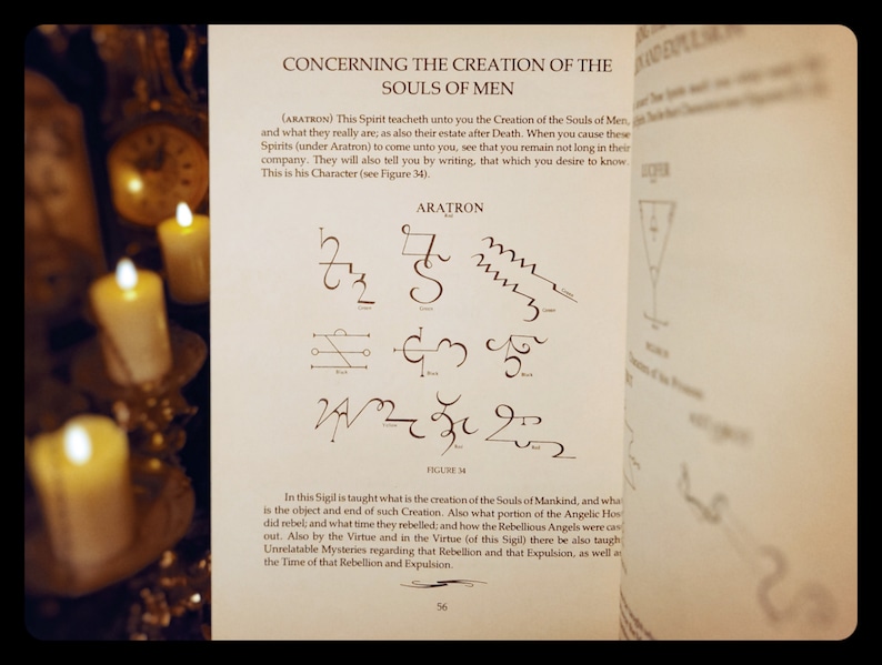 K&ouml;nnte beinhalten: Eine Seite aus einem Buch &uuml;ber die Sch&ouml;pfung der Seelen, mit einem Siegel f&uuml;r den Geist Aratron. Das Siegel besteht aus einer Reihe von Linien und Symbolen, &uuml;ber denen das Wort "Aratron" steht. Der Text auf der Seite handelt von der Sch&ouml;pfung der Seelen und der Rebellion der Engel.