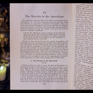 Może przedstawiać: Zbliżenie na stronę książki z tytułem "Cudowne znaki w Apokalipsie" i tekstem omawiającym nadprzyrodzony charakter Księgi Apokalipsy. Tekst podkreśla znaczenie zrozumienia proroctw zawartych w tej księdze i ich związku z przyszłością.