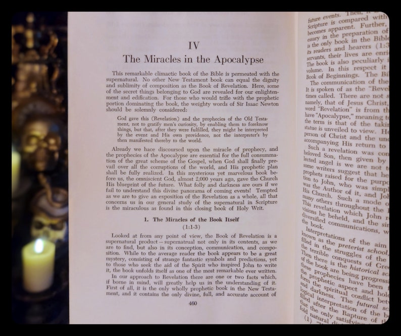 Może przedstawiać: Zbliżenie na stronę książki z tytułem "Cudowne znaki w Apokalipsie" i tekstem omawiającym nadprzyrodzony charakter Księgi Apokalipsy. Tekst podkreśla znaczenie zrozumienia proroctw zawartych w tej księdze i ich związku z przyszłością.