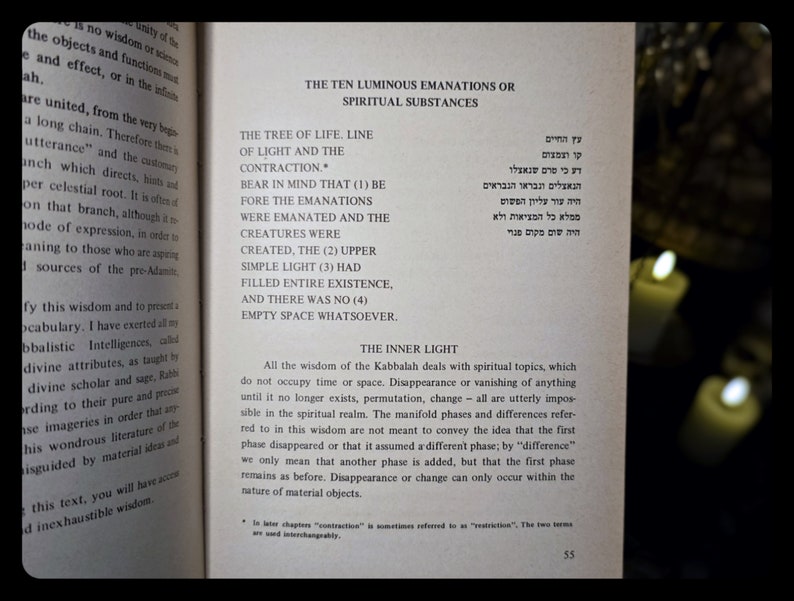 K&ouml;nnte beinhalten: Aufgeschlagenes Buch mit Text &uuml;ber Kabbala, mit hebr&auml;ischen Schriftzeichen und englischer &Uuml;bersetzung. Die Seite tr&auml;gt den Titel "Die zehn leuchtenden Emanationen oder spirituellen Substanzen". Kerzen im Hintergrund.