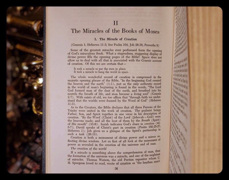 Może przedstawiać: Zbliżenie na stronę książki zatytułowanej "Cuda Ksiąg Mojżeszowych". Strona jest poż&oacute;łkła, a tekst jest brązowy. Tekst omawia stworzenie świata i rolę Tr&oacute;jcy Świętej w stworzeniu.
