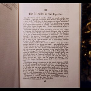 Może przedstawiać: Strona z książki zatytułowanej "Cudowne wydarzenia w listach". Tekst omawia listy pisane przez chrześcijan dla chrześcijan oraz znaczenie "czyn&oacute;w" Chrystusa w Ewangeliach.