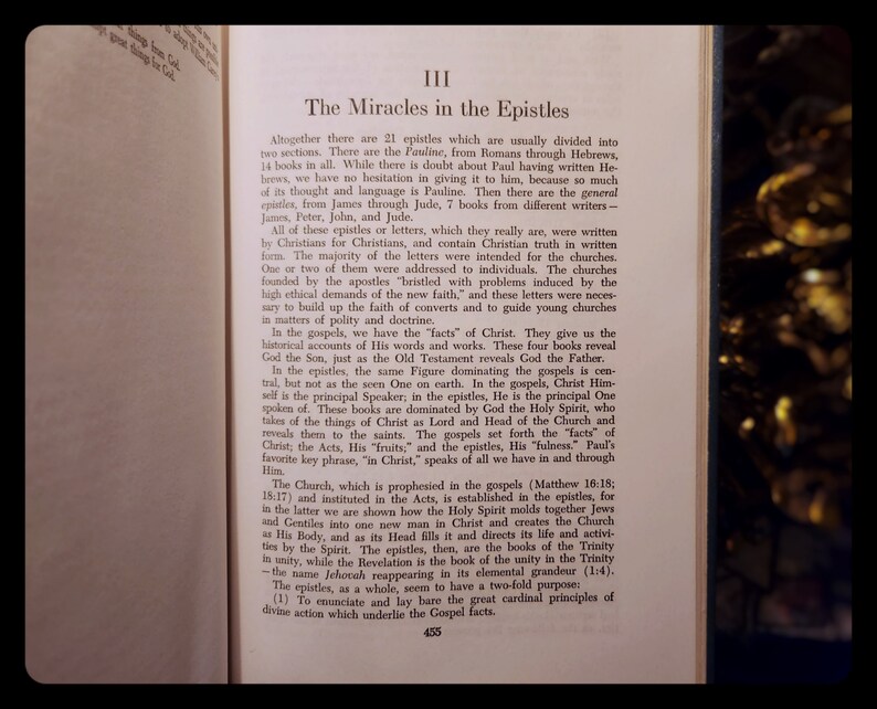 Może przedstawiać: Strona z książki zatytułowanej "Cudowne wydarzenia w listach". Tekst omawia listy pisane przez chrześcijan dla chrześcijan oraz znaczenie "czyn&oacute;w" Chrystusa w Ewangeliach.