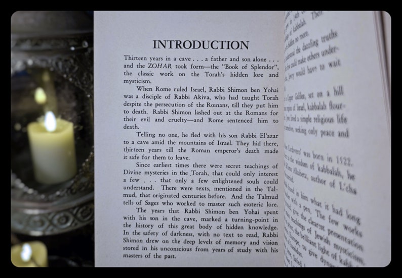 K&ouml;nnte beinhalten: Offenes Buch mit dem Titel "INTRODUCTION" und Text &uuml;ber den Zohar und Rabbi Shimon ben Yohai. Eine brennende Kerze in einem dekorativen Halter befindet sich im Vordergrund und erzeugt eine warme, spirituelle Atmosph&auml;re.