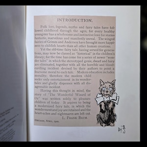 Puede incluir: P&aacute;gina de libro abierta con el t&iacute;tulo "INTRODUCTION" y texto sobre cuentos de hadas. Una ilustraci&oacute;n en blanco y negro de un perro con gafas y pajarita est&aacute; en el lado derecho. El libro es de Chicago, abril de 1900.