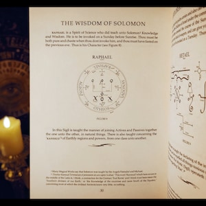 K&ouml;nnte beinhalten: Eine Seite aus einem Buch mit dem Titel "Die Weisheit Salomos" mit einer Schwarzwei&szlig;illustration eines Siegels. Der Text beschreibt das Siegel und seine Verwendung, um "Aktive und Passive zusammenzubringen, das eine zum anderen, in nat&uuml;rlichen Dingen."