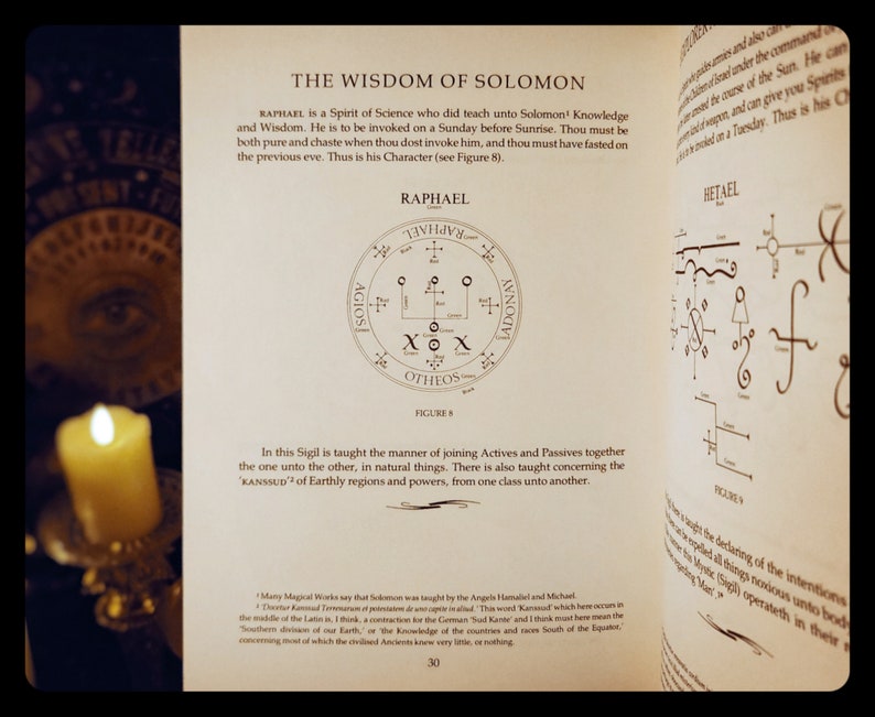 K&ouml;nnte beinhalten: Eine Seite aus einem Buch mit dem Titel "Die Weisheit Salomos" mit einer Schwarzwei&szlig;illustration eines Siegels. Der Text beschreibt das Siegel und seine Verwendung, um "Aktive und Passive zusammenzubringen, das eine zum anderen, in nat&uuml;rlichen Dingen."