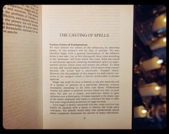 Może przedstawiać: Strona z książki zatytułowanej "The Casting of Spells" z tekstem omawiającym różne formy zaklęć i jak magia może być używana do wpływania na wolę innych.
