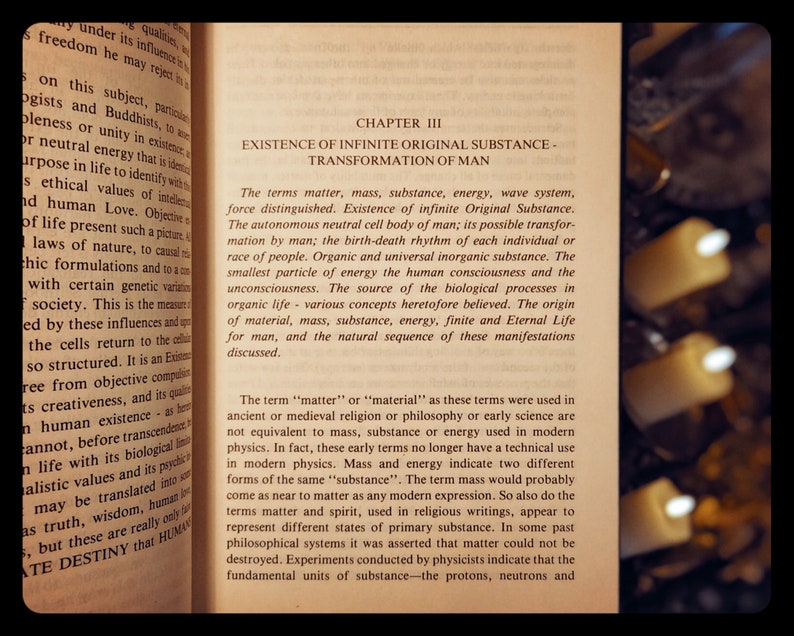 Puede incluir: Un primer plano de una p&aacute;gina de libro con el t&iacute;tulo "Existencia de la Sustancia Original Infinita - Transformaci&oacute;n del Hombre" y texto que discute los t&eacute;rminos materia, masa, sustancia, energ&iacute;a y sistema de ondas. El texto tambi&eacute;n discute el concepto de un cuerpo celular neutro aut&oacute;nomo del hombre y su posible transformaci&oacute;n.