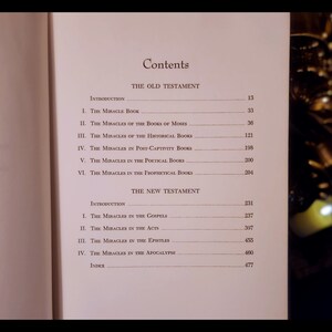 Może przedstawiać: Książka zatytułowana "Miracles in the Bible" z tabelą treści, w kt&oacute;rej wymieniono cuda ze Starego i Nowego Testamentu. Książka jest podzielona na sekcje dla każdego testamentu, z rozdziałami poświęconymi poszczeg&oacute;lnym księgą Biblii.