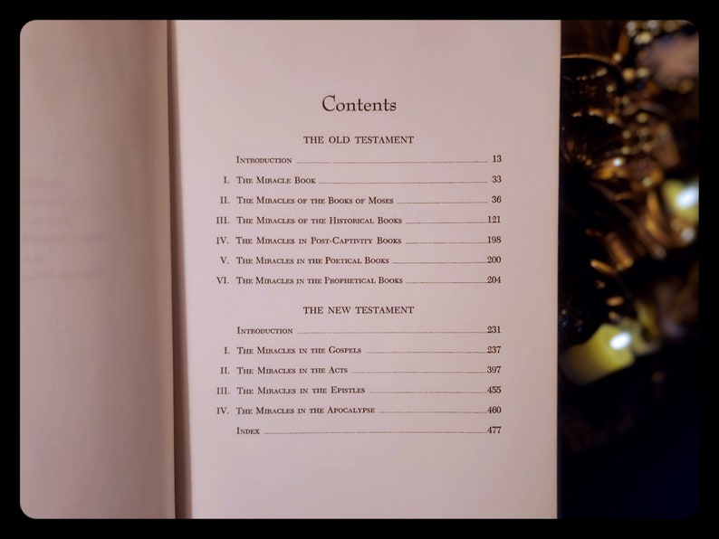 Może przedstawiać: Książka zatytułowana "Miracles in the Bible" z tabelą treści, w kt&oacute;rej wymieniono cuda ze Starego i Nowego Testamentu. Książka jest podzielona na sekcje dla każdego testamentu, z rozdziałami poświęconymi poszczeg&oacute;lnym księgą Biblii.