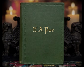 Può includere: Un libro verde rilegato con lettere dorate che recitano "E.A. Poe". Il libro è su un tavolo con due statue di gargoyle decorative su entrambi i lati.