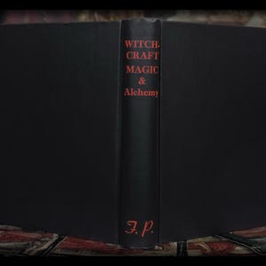 Puede incluir: Un libro negro con el t&iacute;tulo "Witchcraft, Magic & Alchemy" en letras rojas. Las iniciales del autor "J.P." est&aacute;n impresas en rojo en la parte inferior del lomo.