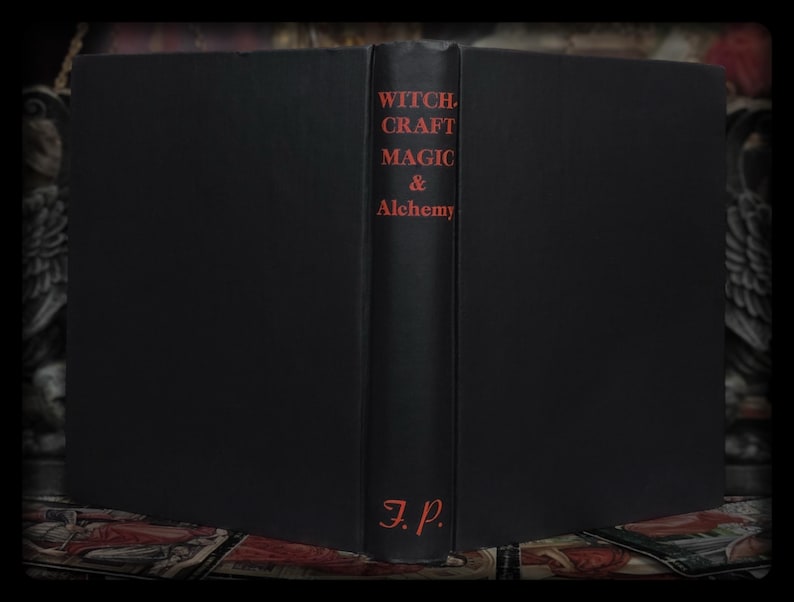 Puede incluir: Un libro negro con el t&iacute;tulo "Witchcraft, Magic & Alchemy" en letras rojas. Las iniciales del autor "J.P." est&aacute;n impresas en rojo en la parte inferior del lomo.