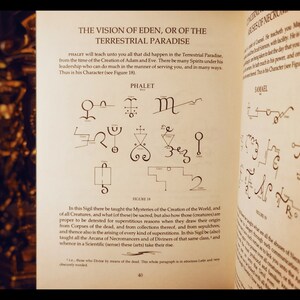 K&ouml;nnte beinhalten: Eine Seite aus einem Buch &uuml;ber die Vision von Eden und das irdische Paradies. Die Seite zeigt ein Diagramm eines Siegels mit dem Text "Phalet" und "Abbildung 18" darunter. Das Siegel ist ein komplexes Design aus geometrischen Formen und Symbolen.