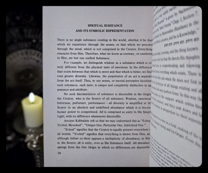 K&ouml;nnte beinhalten: Ein offenes Buch mit dem Titel "SPRITUAL SUBSTANCE AND ITS SYMBOLIC REPRESENTATION" wird von einer brennenden Kerze beleuchtet. Der Text behandelt die Natur der Substanz und ihre symbolische Darstellung, mit sichtbaren Seitenzahlen.