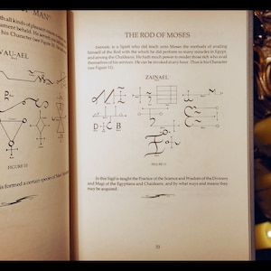K&ouml;nnte beinhalten: Eine Seite aus einem Buch &uuml;ber die Rute des Moses, ein Geist, der Moses die Methoden lehrte, die Rute zu benutzen, um Wunder zu vollbringen. Die Seite enth&auml;lt ein Diagramm der Rute des Moses und einen Text, der ihre Kr&auml;fte und Verwendungen beschreibt. Der Text enth&auml;lt die W&ouml;rter "Zainarel" und "Die Rute des Moses".