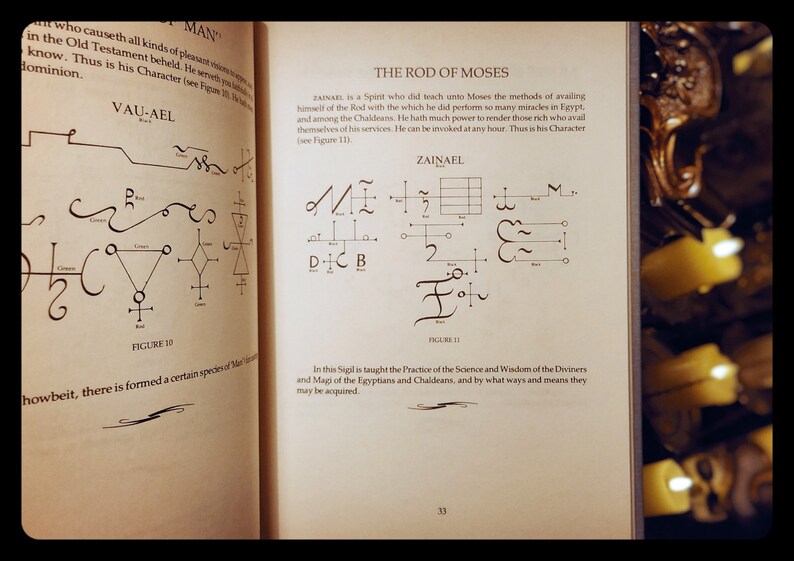 K&ouml;nnte beinhalten: Eine Seite aus einem Buch &uuml;ber die Rute des Moses, ein Geist, der Moses die Methoden lehrte, die Rute zu benutzen, um Wunder zu vollbringen. Die Seite enth&auml;lt ein Diagramm der Rute des Moses und einen Text, der ihre Kr&auml;fte und Verwendungen beschreibt. Der Text enth&auml;lt die W&ouml;rter "Zainarel" und "Die Rute des Moses".