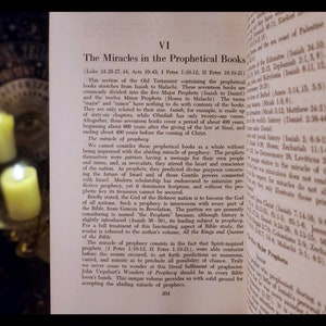 Może przedstawiać: Zbliżenie na stronę książki zatytułowanej "Cuda w księgach proroctw". Strona jest zż&oacute;łknięta od czasu i ma zużytą, fakturowaną powierzchnię. Tekst na stronie omawia cuda proroctwa w Starym Testamencie, w szczeg&oacute;lności księgi od Izajasza do Malachiasza.