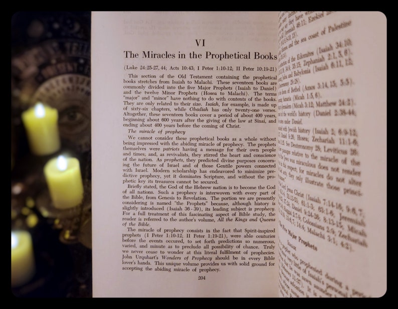Może przedstawiać: Zbliżenie na stronę książki zatytułowanej "Cuda w księgach proroctw". Strona jest zż&oacute;łknięta od czasu i ma zużytą, fakturowaną powierzchnię. Tekst na stronie omawia cuda proroctwa w Starym Testamencie, w szczeg&oacute;lności księgi od Izajasza do Malachiasza.
